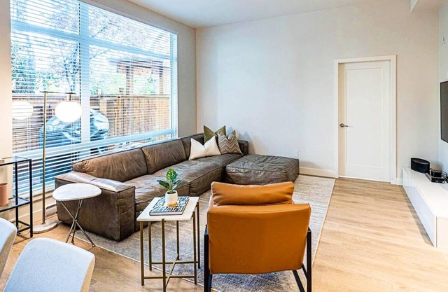 Luxury 3 bed Executive Condo with Parking