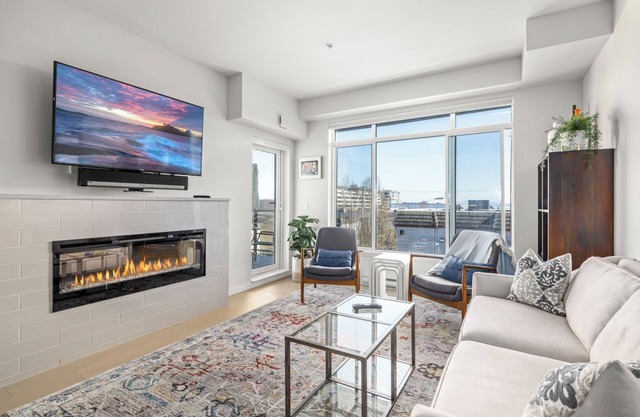 Sidney Sunnyside - Luxurious Seaside Living in Amazing Sidney by Victoria Prime!