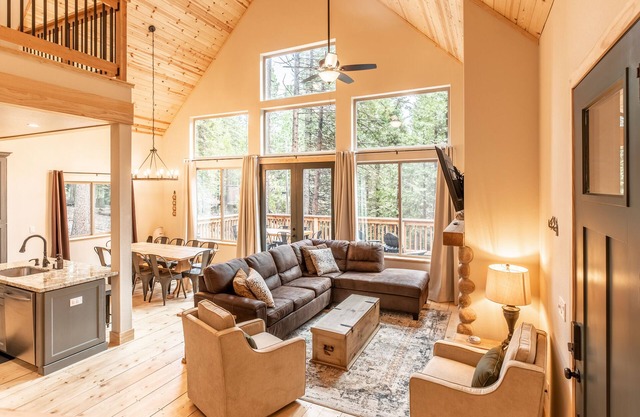 Sierra Luxury Chalet - Pool Access & A/C!