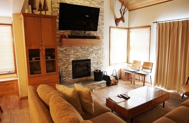 Sierra Megeve 7 Deluxe Remodeled Condo, Just A Short Walk To Canyon Lodge by RedAwning