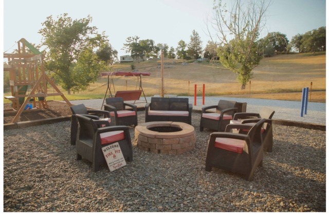 Sierra Nevada Getaway, Charming 2-bedroom RV in Sonora