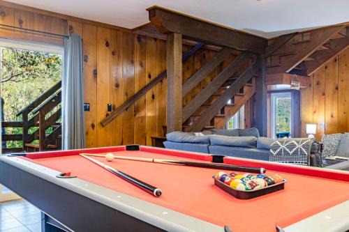 Sierra Vista Lookout Lodge for 8 people with Hot tub, deck and trail to waterfalls