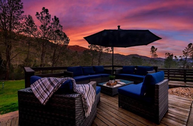 Sierra Vista Lookout Lodge with Creek, Waterfall and Waterholes, minutes from Bass Lake and Yosemite South Gate
