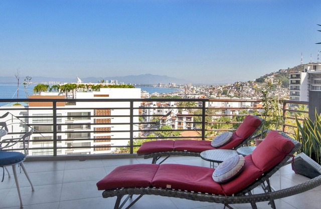 Signatur von Pinnacle Modern Corner VIEW Unit 2BD / 2BA