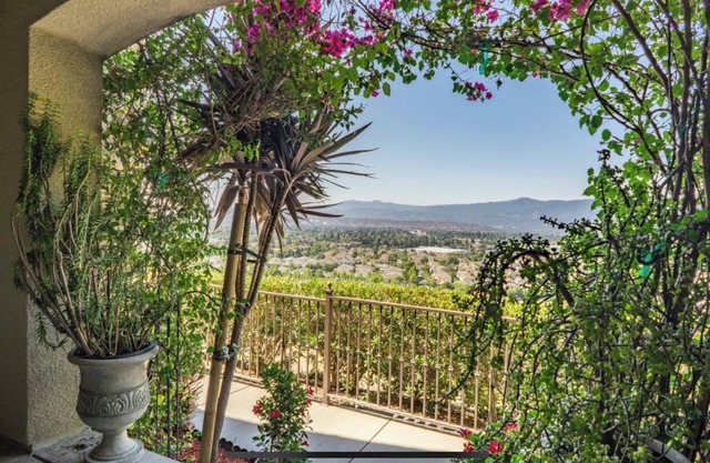Silicon Valley Privates Schlafzimmer / Badezimmer mit Aussicht