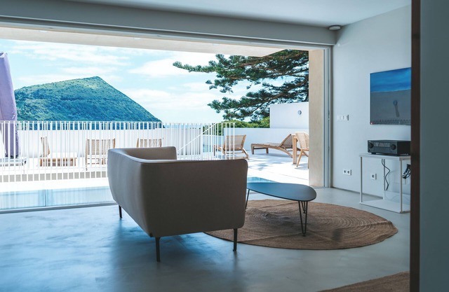 Silveira Bay Lounge Retreat