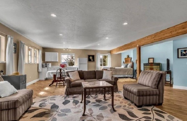 Silver Beach Getaway- Cozy Studio, Private Dock on Lake CDA!