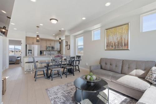 Silver Creek Townhome with Hot Tub l Poppy