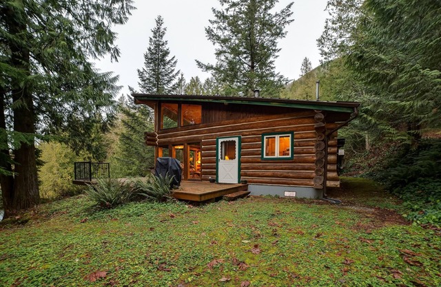 Cabin # 97 - "Pinecone" Log Cabin am See, die Pet-Friendly ist!
