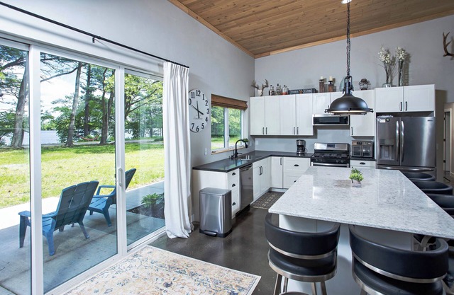 Silver Lake Retreat: Waterfront Barndominium