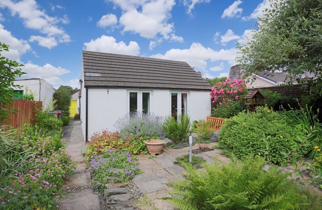 Silver Lodge - a cottage that sleeps 4 guests in 2 bedrooms