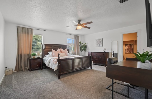 Silver River Retreat Large Home! Community Pool