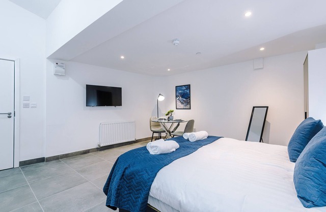 Silver Street | Large Studio Apartment