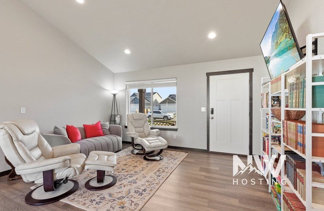 Silverwood Retreat - Cozy Prairie Home with Huge Backyard, Games & Firetable!