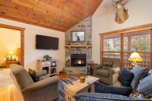 Simon's Treetop Cabin - 2 BDR in Popular Resort