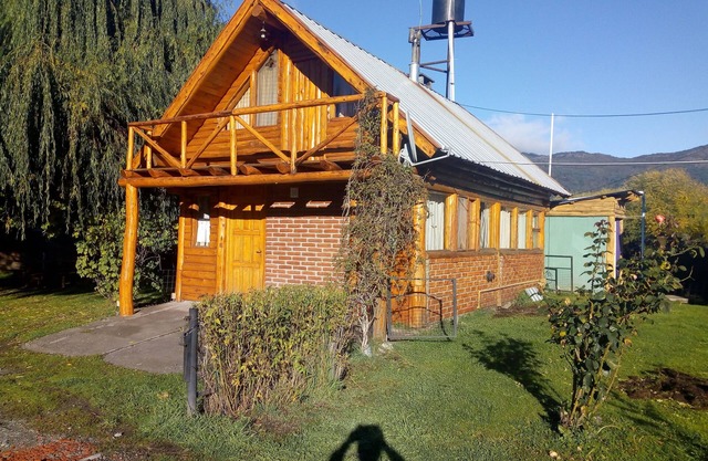 Einfache und schöne Hütte, es ist wie in einer Berghütte