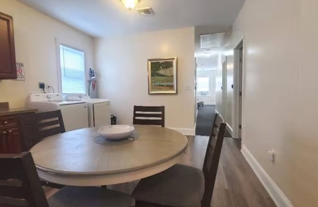 Simple and Relaxing Top Floor 3-Bedroom Urban Apartment Suite