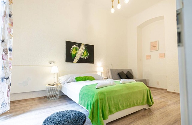 Simple Apt. w/ full kitchen Wiener Stadthalle 3