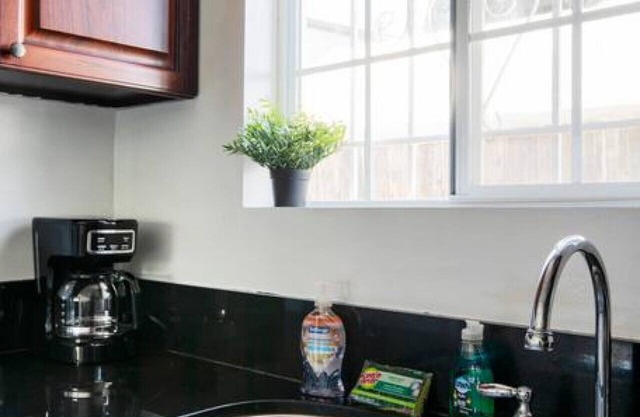 Simple Bliss Studio: King Bed, Full Kitchen, and Wi-Fi for Couples & Solo Travelers!