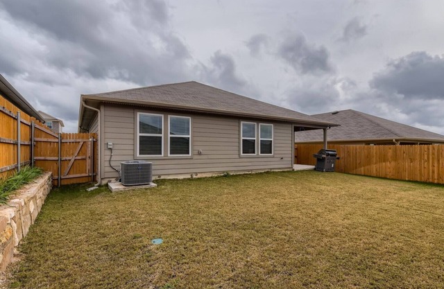 Simple Lovely Home Close to the Airport & Tesla!
