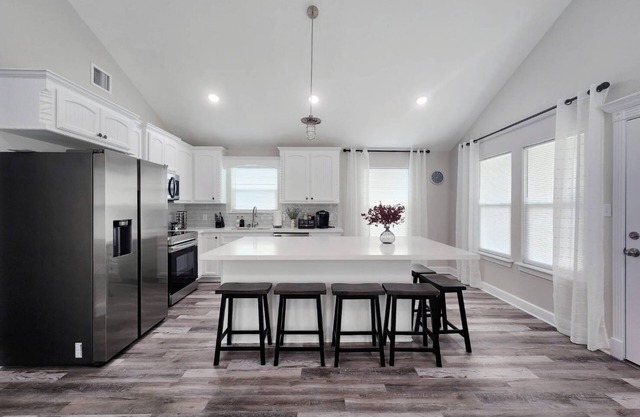 Simple Modern GreenBean home 3BR near beach