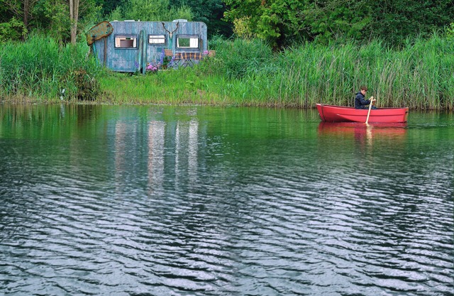 BRETTERBUDE.eu - minimalistisch, smart, ALLEINLAGE mitten in der Natur - am See.