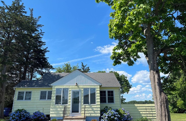Simply Beautiful Beach Cottage, 8 min from Guilford Green