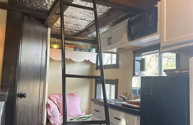 Singing Frog tiny home/spa/breakfast