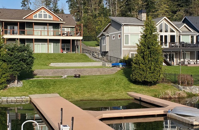 Single Bedroom at the Lake Cabin, wake up with the best view of Mt. Ranier