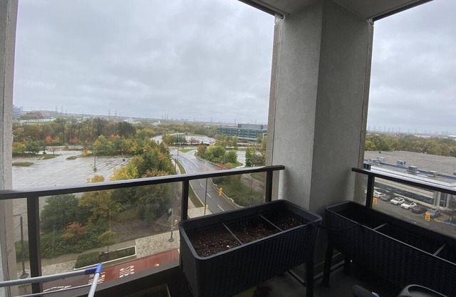 Single bedroom with separate bath room available in 2 bed 2 bath condo@ Markham
