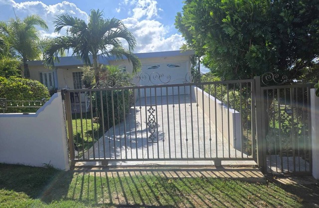 Single Family Home, 3 bedrooms, 2 bathrooms, Beautiful Beaches nearby!