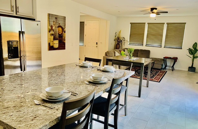 Single family home 3 beds, 2.5 baths, close to everything for 31 nights or more