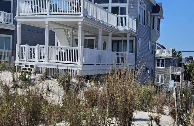 Single Family. Ocean Front. WIFI. Washer & Dryer. Rooftop Deck. Master Suite with Fireplace Large.