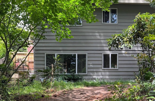 Single level 1-bedroom house, king bed, parking - NOT Active on Vrbo