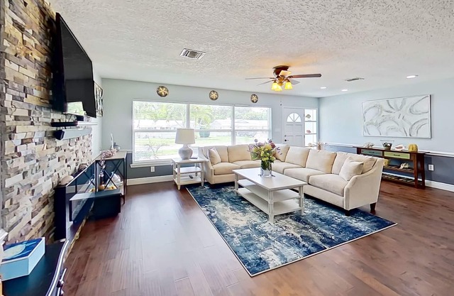 Single-level home with enclosed yard, screened lanai, AC, & washer/dryer