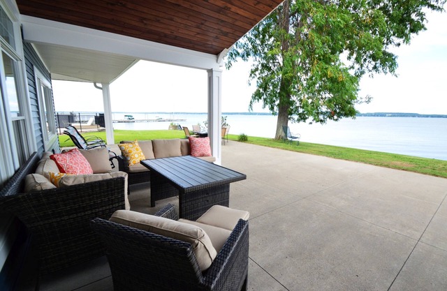 Single Level Lakefront Paradise. Pool, Hot Tub, Kayaks and More. Sleeps 10 Adults