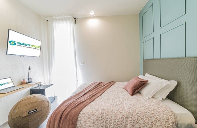 Single room with double bed, private bathroom 700mt from the airport