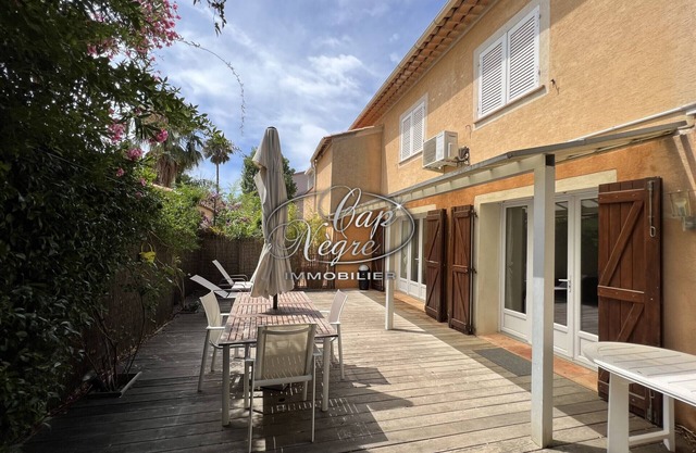 Single-story apartment with terrace near Canadel Beach