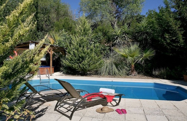 Einstöckige Villa mit privatem Pool und Whirlpool im grünen Miliou-Tal inmitten der Citrus Groves!
