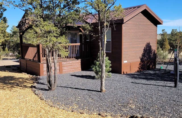 Single Story Cabin 2 Bed 1.5 bath Cabin w/ Private Hot Tub !