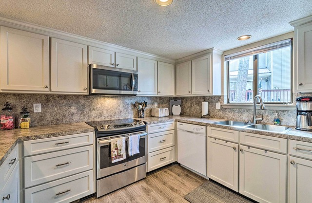 Single-story Fairfield Bay Condo w/ Deck!