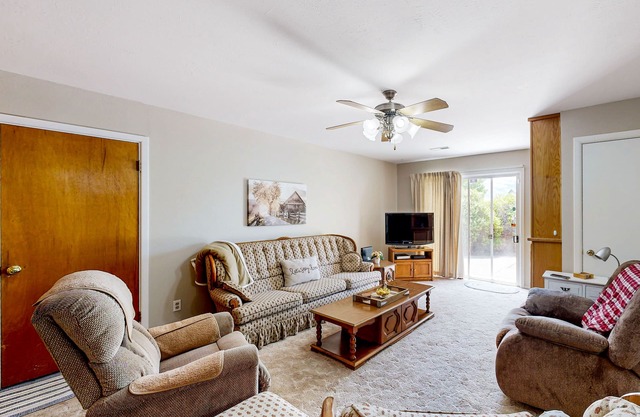 Single-story house with patio, central AC, & washer/dryer