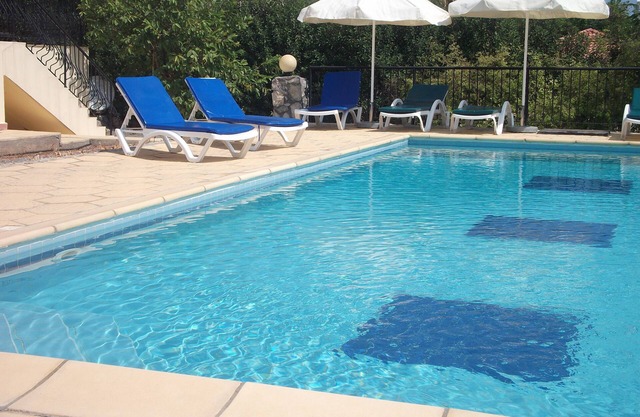 Einstöckige Villa mit eigenem Pool und Garten mit herrlichem Berg- und Meerblick