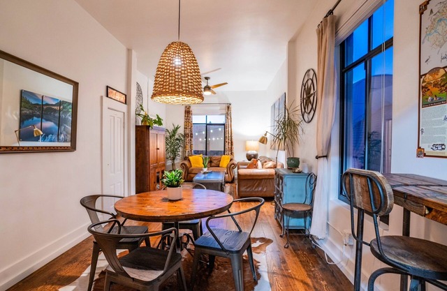 Neu renoviertes 1889 Loft / Apartment in der historischen Innenstadt von Auburn