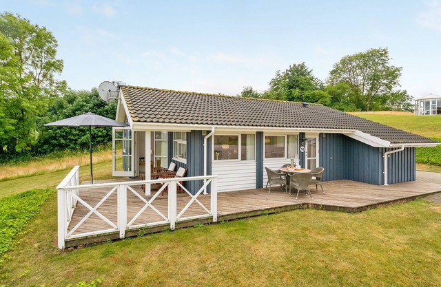 "Sisko" - 600m from the sea by Interhome