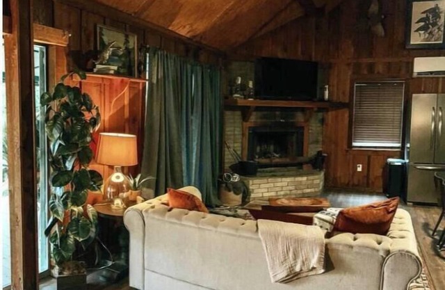 Sissy’s Cabin on Sunset Dr.