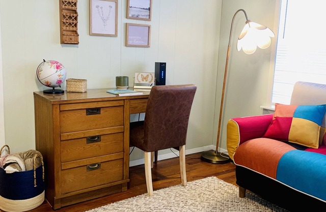 Sister Charm Close to downtown!