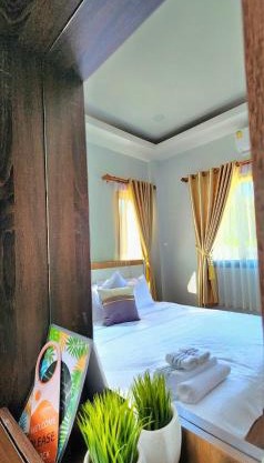Sisters Real Escapes - Private Bedroom with Shared Bathroom