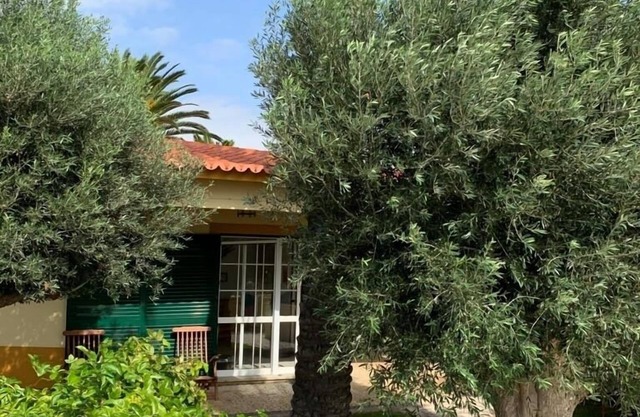 Das Zimmer ist mit einem Balkon mit Blick auf den Garten und 3 Minuten Pé