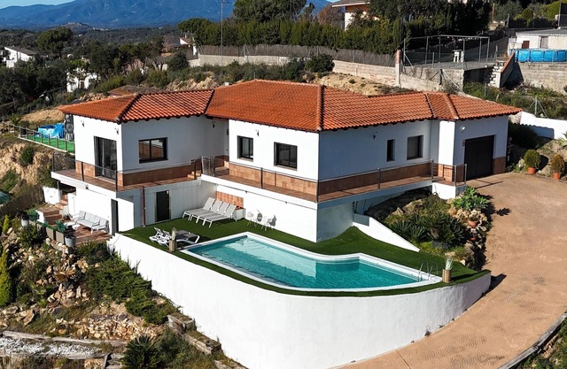 Situated 20 minutes from the popular beaches with large private pool and a gym.